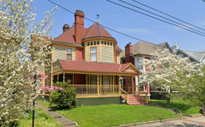 Historic Escape in Mansion Row - Sleeps 12!
